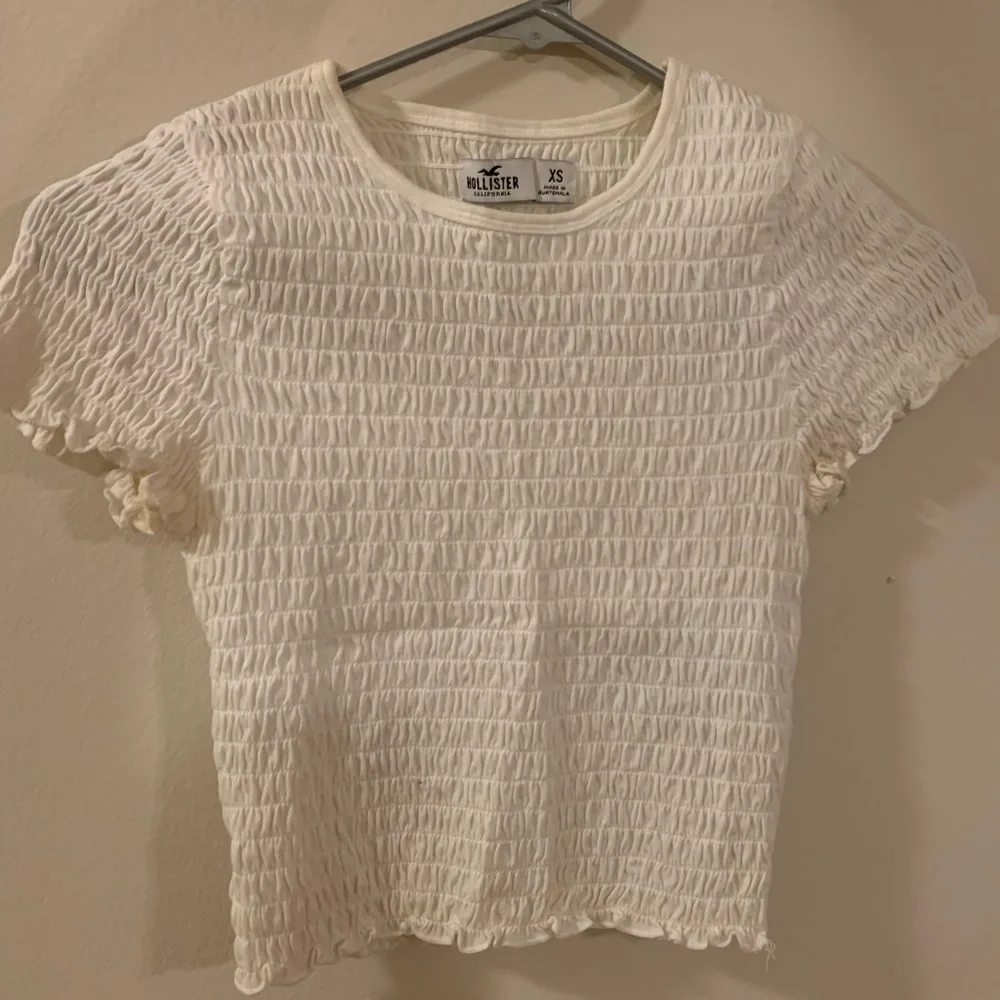 HOLLISTER CROP TOP🤍 Size: XS - Picture 3 of 4